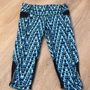 Athleta cropped leggings / size M / side pocket and back zip pocket